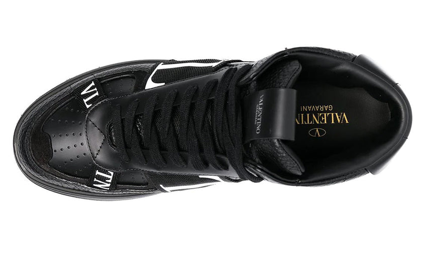 حذاء فالنتينو غارافاني الرياضي بطبعة شعار الماركة وتفاصيل مخططة